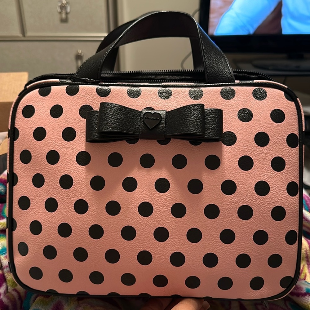 💕 Betsey Johnson toiletry bag 🖤 Tag says Steve Madden mislabeled by store.
